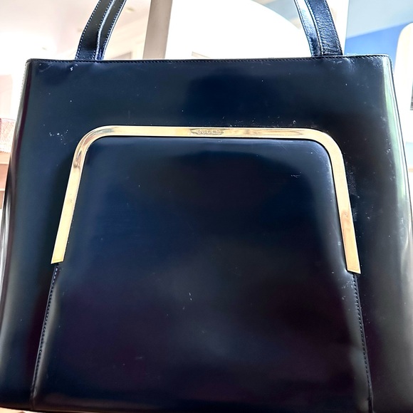 Gucci Black Leather Shoulder Bag with Gold Hardware - Picture 2 of 6